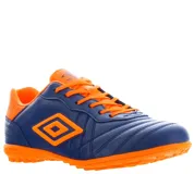 Championes de fútbol Umbro modelo Touch TF, color azul con detalles en naranja vibrante. Presentan el logo de la marca en el lateral, cordones al tono y suela de goma diseñada para césped sintético.