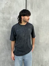 Remera oversize gris con efecto lavado y estampado en la espalda con la frase "STORIES OF THE EAST".