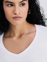 Remera marrón de manga larga con escote en V.