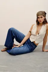 Jean palazzo color azul con lavado medio, tiro medio-alto y diseño amplio en las piernas.