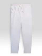 Pantalón celeste a rayas verticales blancas, de corte recto, con cintura elástica y cordón ajustable.