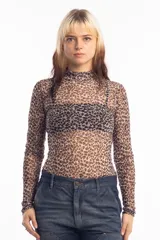 Remera de lycra traslúcida con cuello alto y estampado de leopardo.