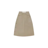 Pollera midi de gabardina color beige, con diseño de corte evasé, bolsillos laterales, un bolsillo aplicado en la parte frontal y cierre de botones laterales.
