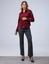 Camisa azul en símil suede, marca Ninety. Cuello con solapa y abertura central con botones. Delantera fruncida.