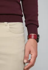 Sweater de algodón color verde petróleo, con cuello redondo y mangas largas.