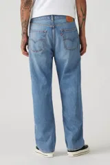 Pantalón de jean celeste, de corte recto y tiro medio.