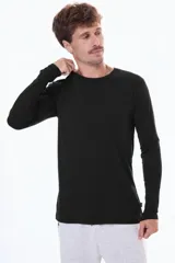 Remera de manga larga en color negro, con cuello redondo y corte moderno.