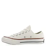 Championes urbanos Converse Chuck Taylor 70 OX de lona color blanco con detalles en rojo y azul en la suela.