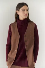 Chaleco azul con cuello en V y cierre frontal con botones marrones.