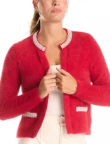 Chaqueta de tejido mohair color rojo, con cuello a la base decorado con bordado de perlas y canutillos. Presenta cierre frontal con broche interno, bolsillos simulados y detalles de apliques brillantes en los bordes.