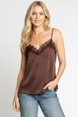 Top de satén color chocolate con escote en V adornado con encaje a tono y breteles finos ajustables.