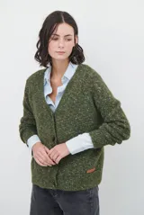 Saco tipo cardigan de punto en color verde jaspeado, con escote en V, cierre frontal con botones y detalle de etiqueta de cuero en el ruedo.