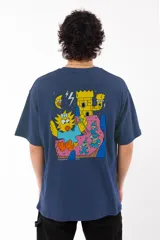 Remera azul con estampado en la espalda de personajes de Los Simpsons en un estilo de arte ácido y caótico.