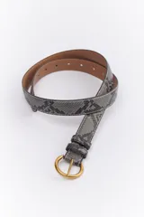 Cinto de cuero sintético con estampado de piel de serpiente en tonos rojo y negro, hebilla metálica dorada y costuras blancas.