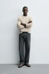 Jersey azul de punto con cuello redondo y manga larga. Tejido en mezcla de lana y acabado en rib.