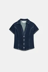 Camisa de denim entallada con cuello solapa, escote en pico y manga corta. Presenta costuras marcadas y cierre frontal con botones.