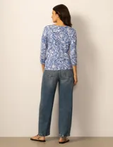 Cardigan de punto con estampado de mariposas en tonos grises y blancos. Presenta cuello redondo, cierre frontal con botones y mangas tres cuartos con puños acanalados.