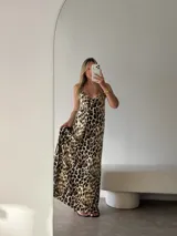 Vestido largo de tirantes finos con escote en V, estampado animal print de leopardo en tonos marrones y beige.