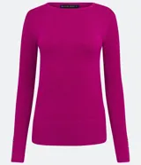 Suéter de punto color rosado, con cuello barco, mangas largas y puños con botones decorativos. El dobladillo también es acanalado.