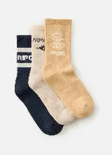 Pack de tres pares de medias de caña media con diseños estampados de la marca Rip Curl en tonos azul marino, beige y tostado.