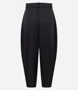 Pantalón wide leg de corte sastrero confeccionado en tejido satinado con caída fluida. Presenta cintura con presillas, cierre frontal oculto y diseño de piernas amplias.