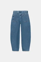 Jeans de tiro alto ZW Collection, color negro con efecto deslavado, corte tapered y diseño bombacho con raya planchada al frente.