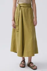 Pantalón falda color verde oliva de lino, corte midi, con lazo en la cintura y calce holgado.