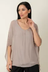 Blusa italiana color beige de seda y viscosa, con espalda de crochet.