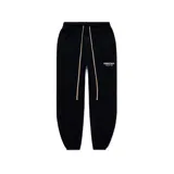 Pantalon de jogging negro de corte oversize, con cintura elástica, cordones largos en color beige y logo estampado en la pierna izquierda.