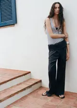 Pantalón de corte recto y tiro bajo con cintura rebatible en color gris oscuro.