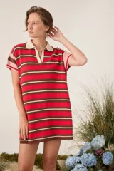 Vestido tipo polo corto tejido de punto, con diseño de rayas horizontales en tonos rojo, marrón y blanco, cuello y escote V en color tostado, y mangas cortas holgadas.