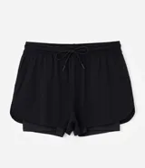 Bermuda deportiva Get Over de poliamida negra, con acabado exterior perforado, cintura elástica con cordón ajustable y short interior de compresión.