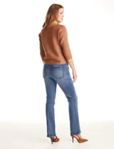 Buzo de silueta relajada confeccionado en tejido acanalado, con cuello redondo y mangas tres cuartos estilo japonés. Presenta un diseño fluido y cómodo.