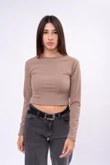Remera de manga larga confeccionada en jersey suave, con cuello redondo y ajuste al cuerpo.