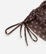 Blusa tipo bata confeccionada en tule con forro interior, escote en V, mangas cortas con detalle de lazo y cintura fruncida. Presenta un estampado geométrico tipo pañuelo.