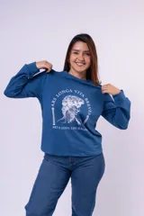 Buzo de cuello redondo y manga larga, color azul, con estampa frontal en color blanco que presenta una figura clásica y la frase 'Ars longa, vita brevis'.