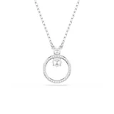 Colgante bañado en rodio con un anillo central con Swarovski Zirconia transparentes engastadas en pavé, sujeto por dos Swarovski Zirconia más grandes con engaste de garra.