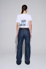 Jean de tiro bajo en denim oscuro, corte relajado y pierna recta.