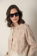 Camisa italiana beige de algodón con broderie y apliques calados con lurex.