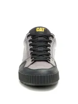 Sneaker para hombre marca CAT, modelo Axiom Charcoal, color gris con detalles en negro y logo amarillo en la lengüeta. Confeccionada en cuero encerado desgastado y gamuza revestida de PU, con forro y plantilla de espuma de PU moldeada.