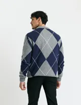 Sweater de punto con diseño de rombos en gris y azul marino, escote redondo a la base, manga larga y terminaciones en punto acanalado en cuello, puños y ruedo.
