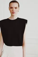 Camiseta de cuello redondo y manga sisa con hombreras marcadas, confeccionada en tejido de lyocell con bajo recto.