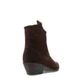 Botas estilo texano de cuero negro, con caña media, puntera ligeramente afinada y taco cuadrado de altura media.