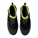Zapatos de agua de secado rápido, color negro con detalles en verde lima neón. Presentan una parte superior de malla transpirable y una suela de goma antideslizante. Cierre ajustable con velcro en el empeine.