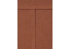 Pantalón de vestir marrón, de corte flared, con tiro medio y bolsillos laterales.