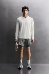 Camiseta de entrenamiento de manga larga y cuello redondo, confeccionada en tejido técnico ligero y elástico con tecnología de secado rápido. Presenta costuras planas para mayor resistencia y comodidad durante el movimiento, con un pequeño logo estampado en el bajo.
