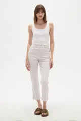 Pantalón jean blanco de tiro alto y corte recto, con bolsillos laterales y traseros.