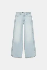 Jeans de tiro bajo con cinco bolsillos, pernera recta y detalle de costuras marcadas en la parte delantera. Cierre frontal con cremallera y botón.