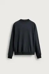 Sudadera regular fit color azul, de cuello redondo, manga larga ranglán y efecto lavado con acabados en rib.