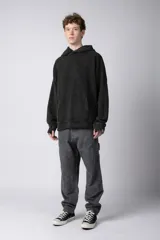 Buzo canguro de corte oversize en color verde con efecto de teñido desgastado. Cuenta con capucha, bolsillo frontal tipo canguro y puños acanalados.